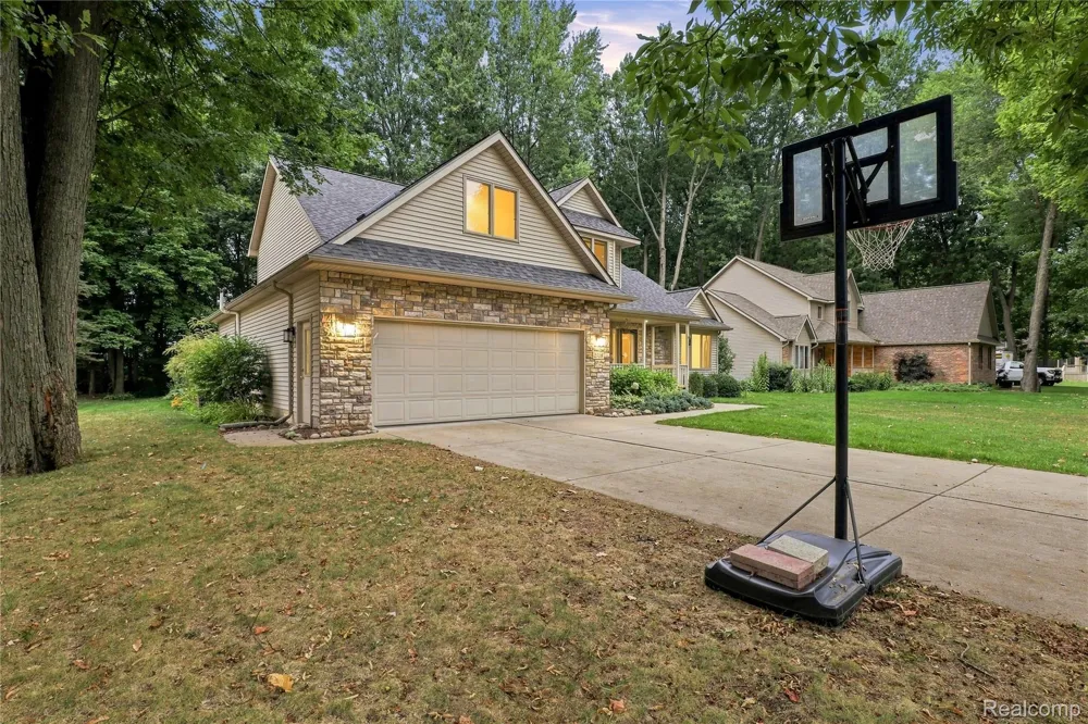 2318 Flagstone Drive Flint Charter Township, MI 48433
