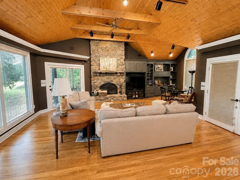 4821 Elmhurst Drive NE Hickory, NC 28601