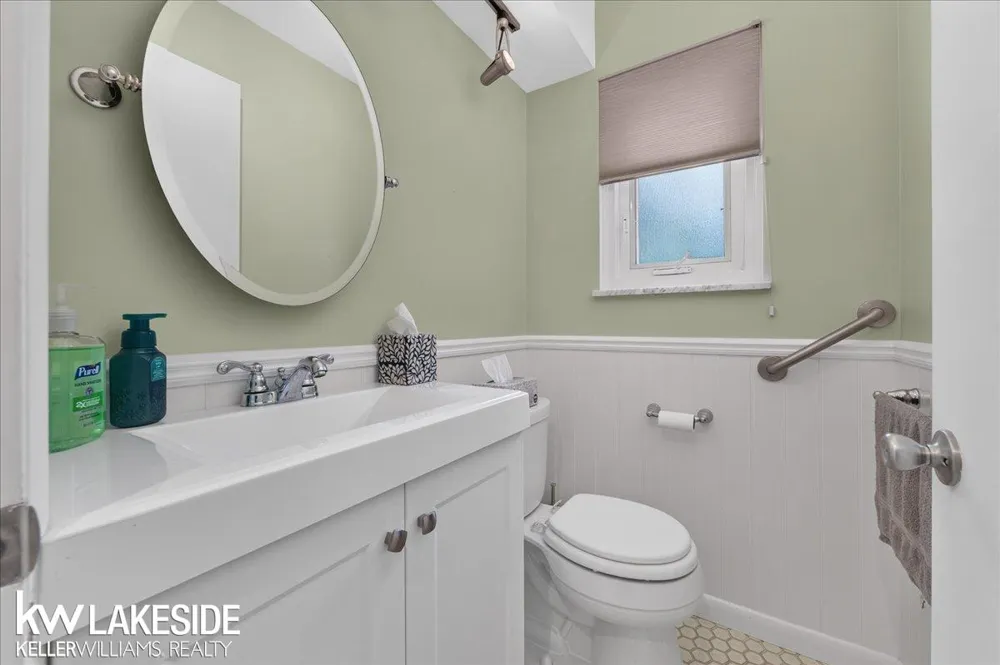 19427 Candlelight Drive Roseville City, MI 48066