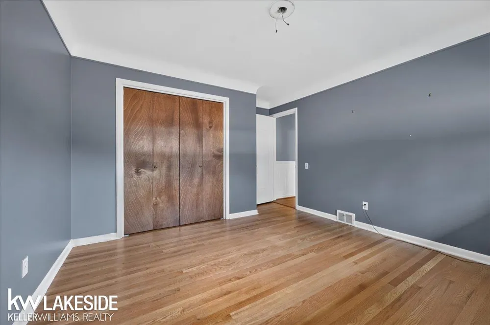 19427 Candlelight Drive Roseville City, MI 48066