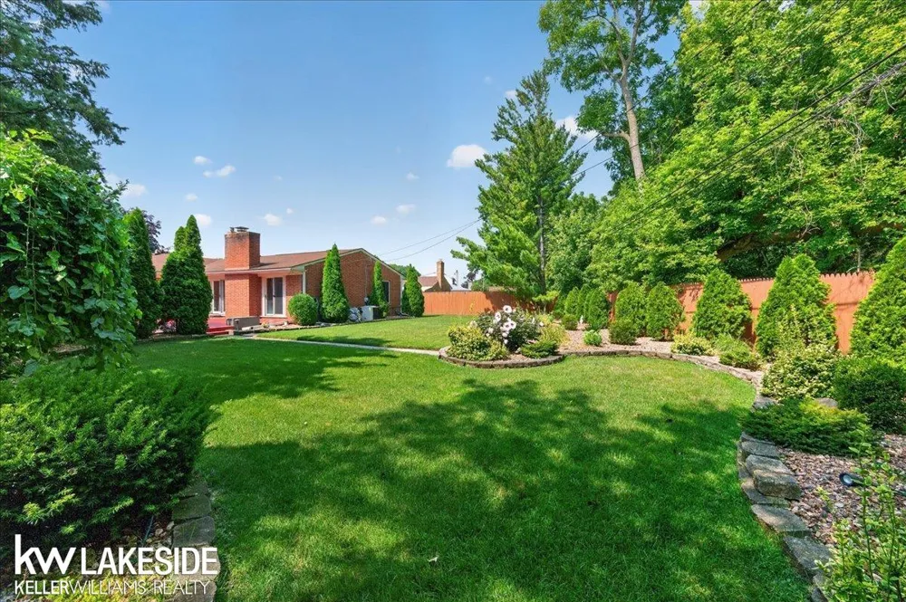 19427 Candlelight Drive Roseville City, MI 48066