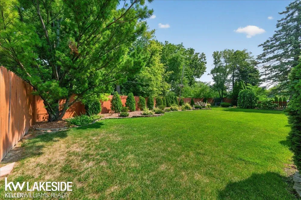 19427 Candlelight Drive Roseville City, MI 48066
