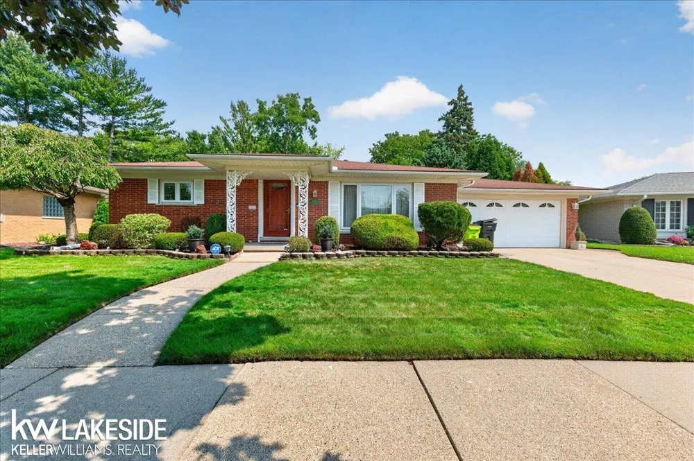 19427 Candlelight Drive Roseville City, MI 48066