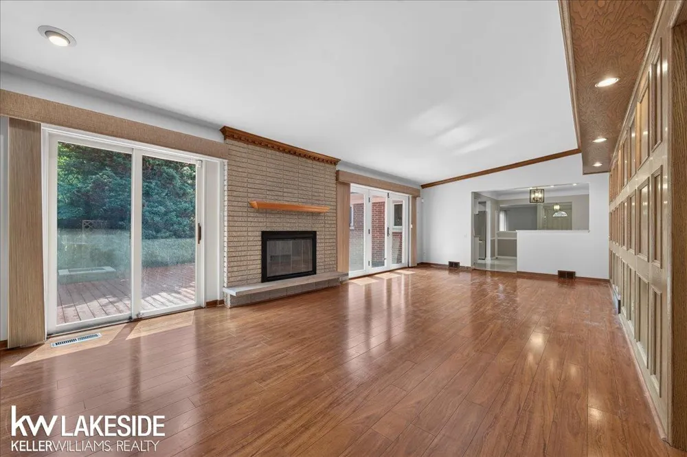 19427 Candlelight Drive Roseville City, MI 48066