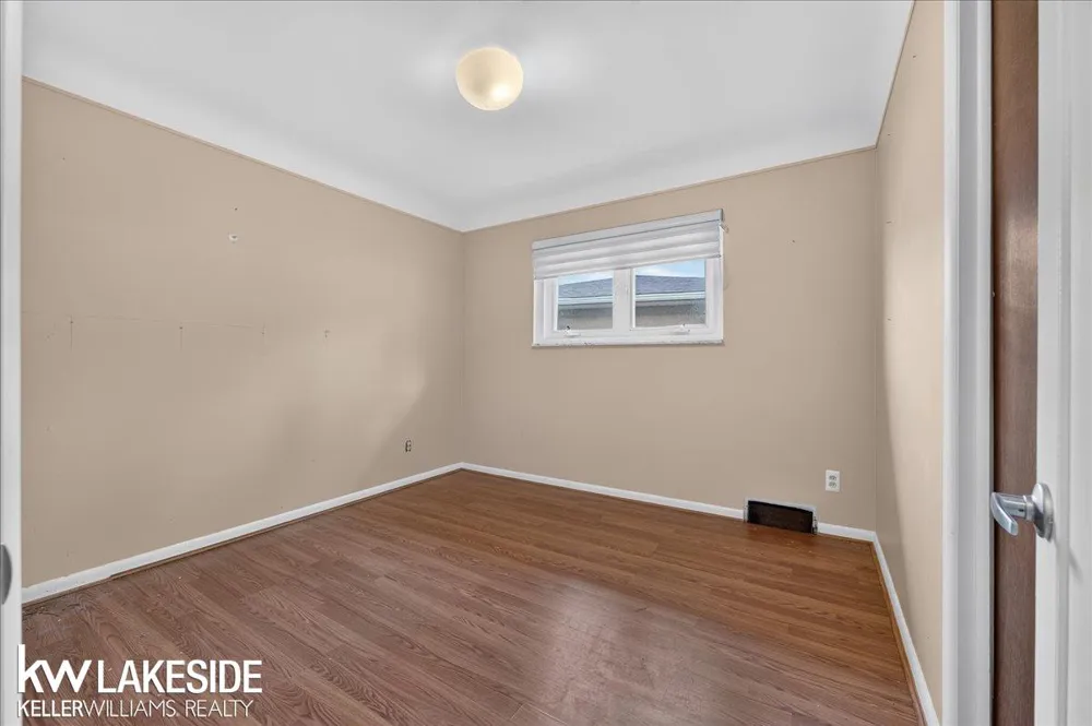 19427 Candlelight Drive Roseville City, MI 48066