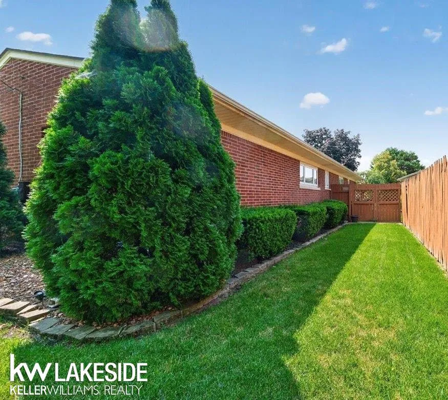 19427 Candlelight Drive Roseville City, MI 48066