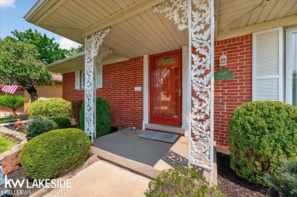 19427 Candlelight Drive Roseville City, MI 48066