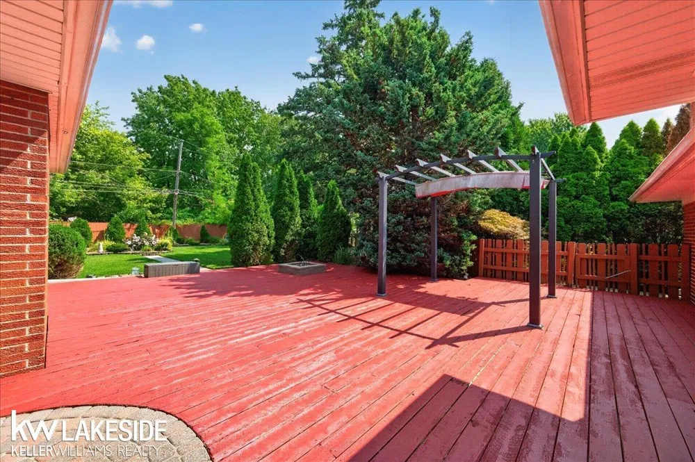 19427 Candlelight Drive Roseville City, MI 48066