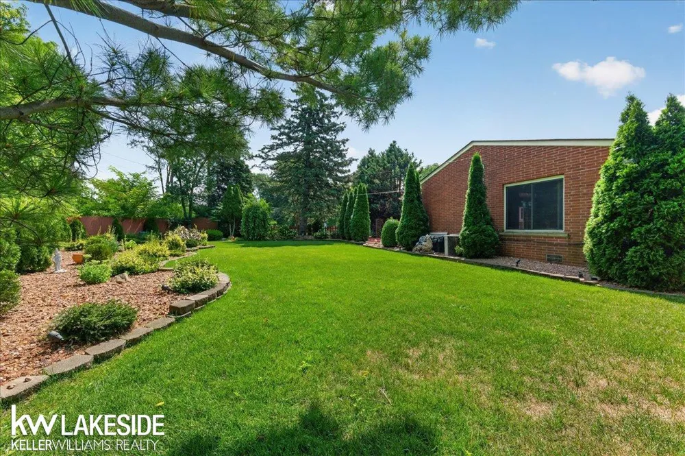 19427 Candlelight Drive Roseville City, MI 48066
