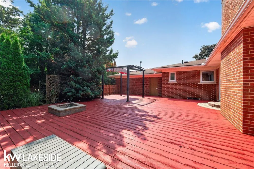 19427 Candlelight Drive Roseville City, MI 48066