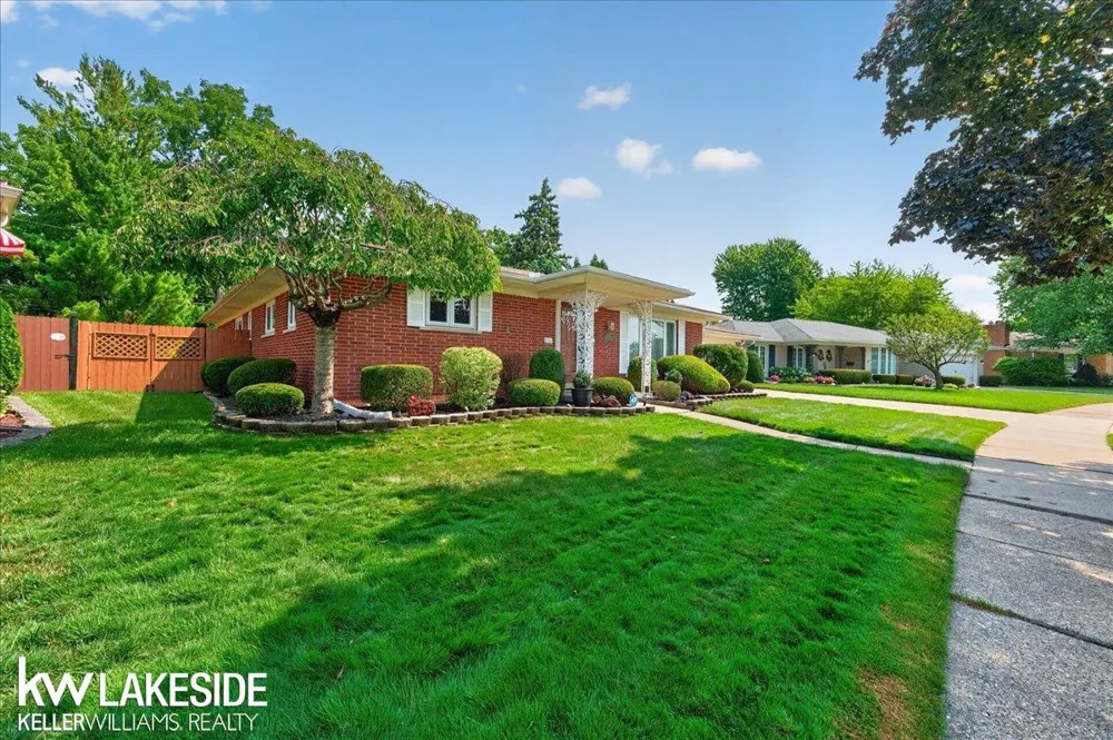 19427 Candlelight Drive Roseville City, MI 48066
