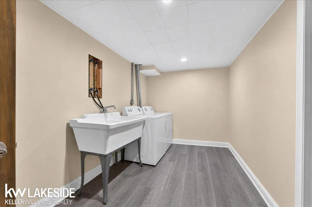 19427 Candlelight Drive Roseville City, MI 48066