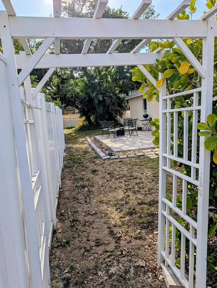 1083 SNEAD AVENUE Sarasota, FL 34237