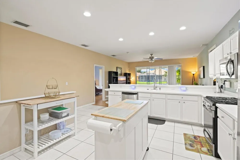6252 DONNINGTON COURT Sarasota, FL 34238