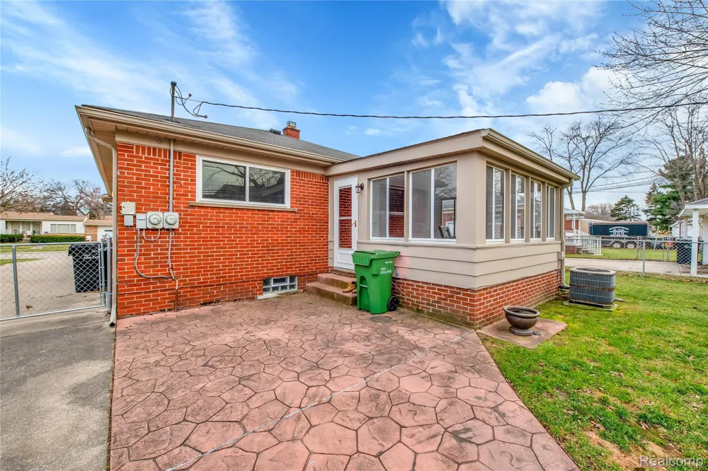 10070 Buckingham Avenue Allen Park City, MI 48101