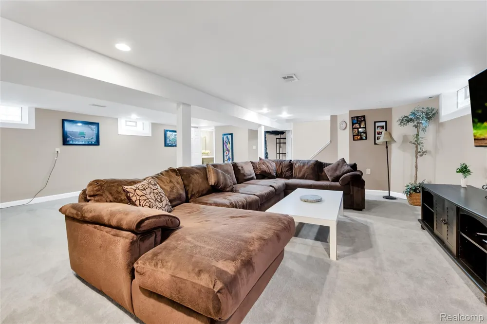 10070 Buckingham Avenue Allen Park City, MI 48101