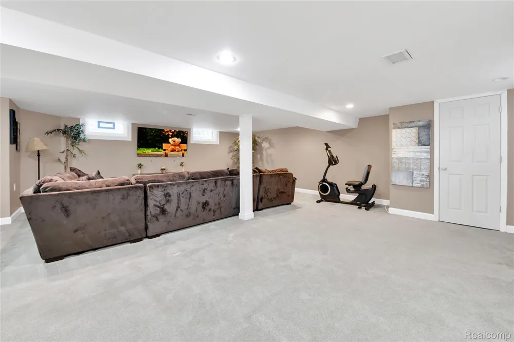 10070 Buckingham Avenue Allen Park City, MI 48101