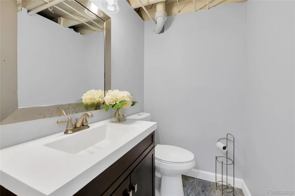 10070 Buckingham Avenue Allen Park City, MI 48101