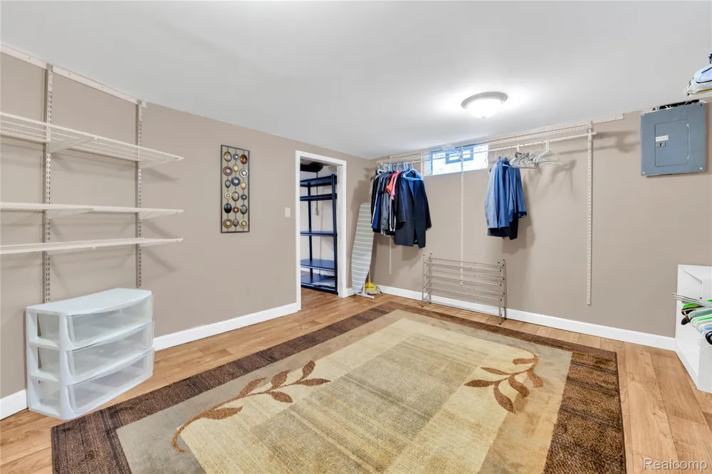 10070 Buckingham Avenue Allen Park City, MI 48101