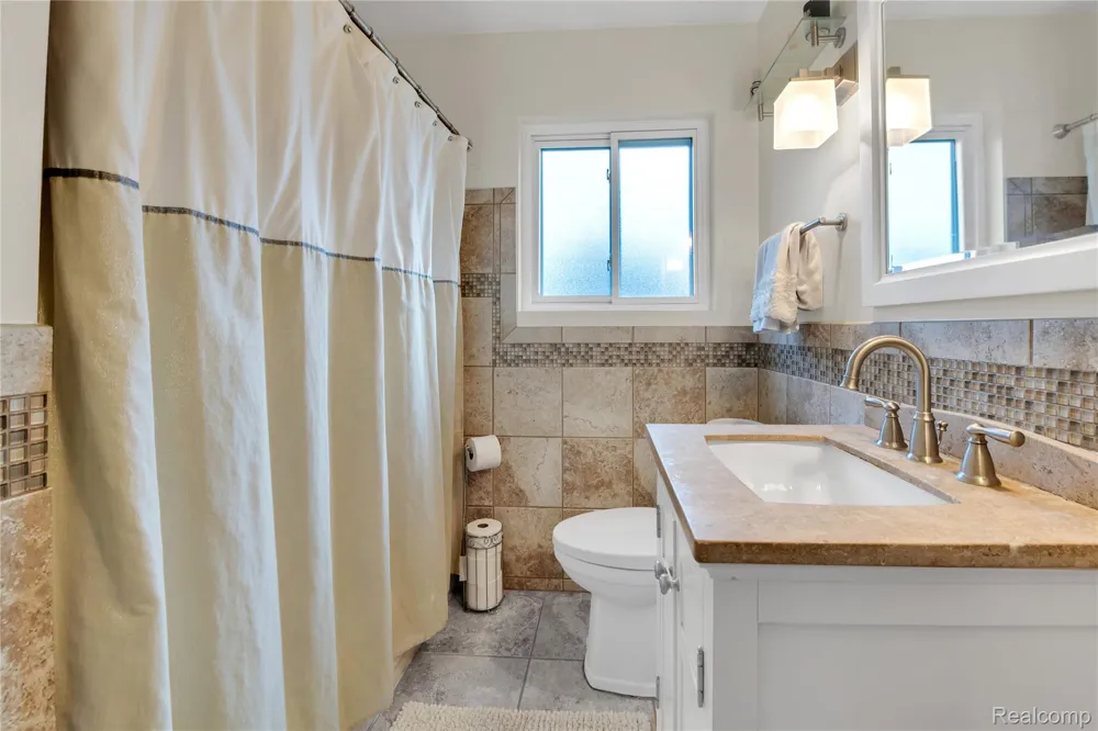 10070 Buckingham Avenue Allen Park City, MI 48101
