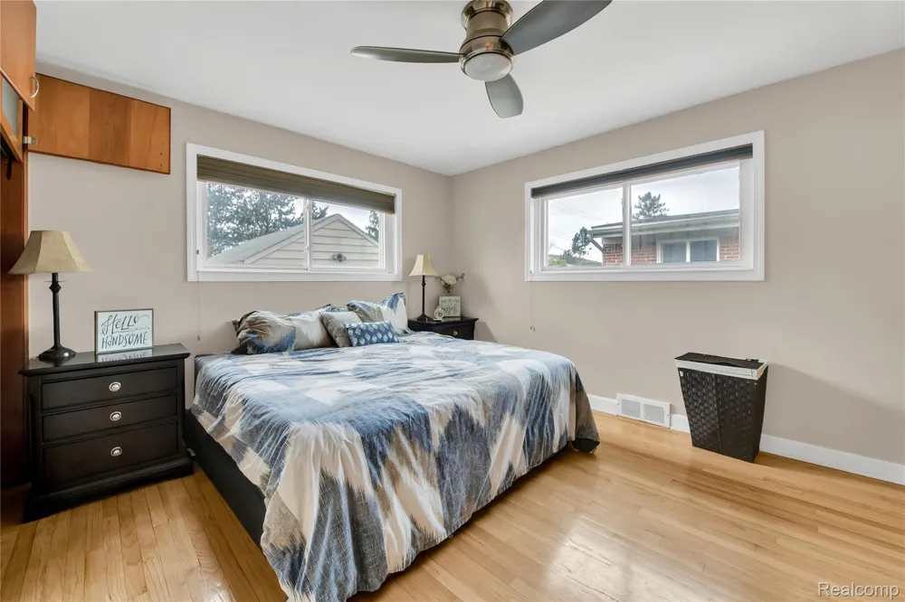 10070 Buckingham Avenue Allen Park City, MI 48101