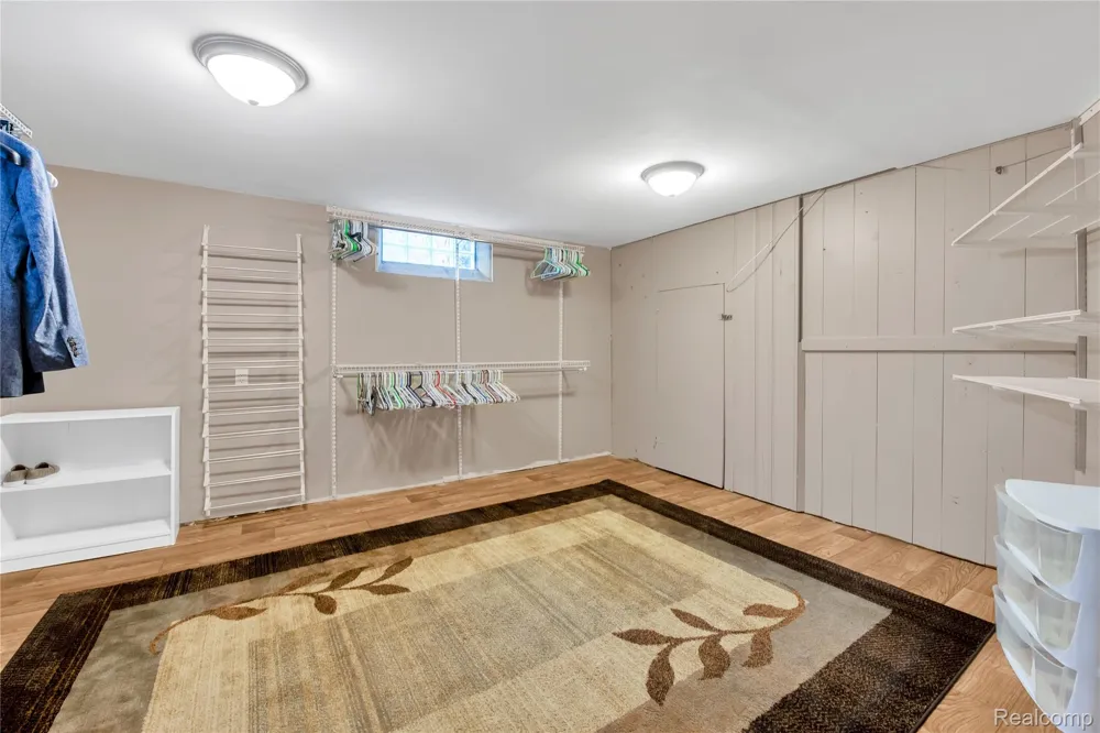 10070 Buckingham Avenue Allen Park City, MI 48101