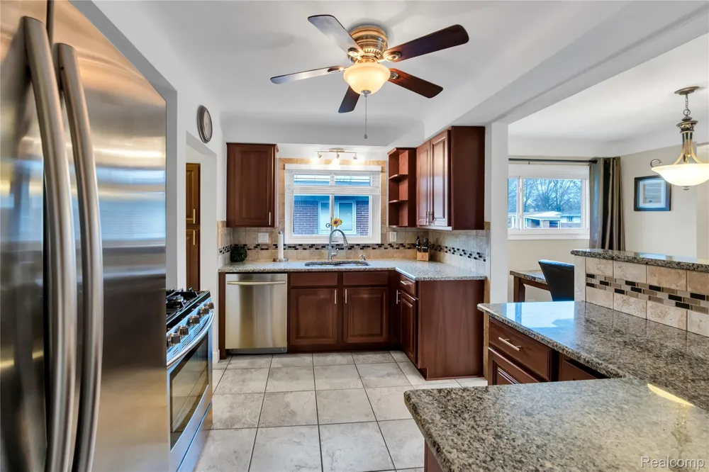 10070 Buckingham Avenue Allen Park City, MI 48101