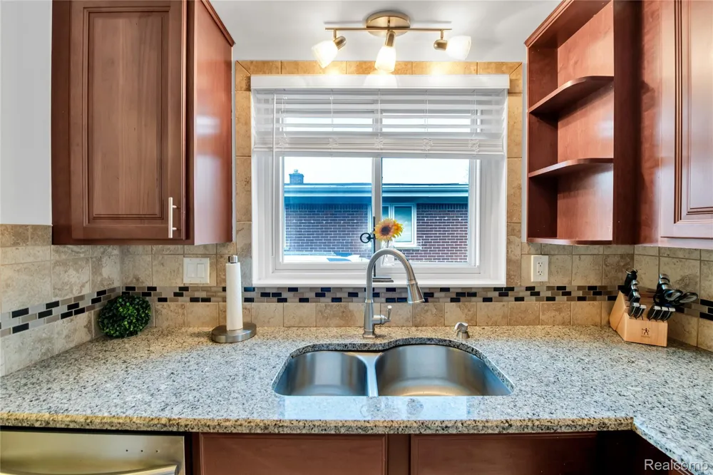 10070 Buckingham Avenue Allen Park City, MI 48101