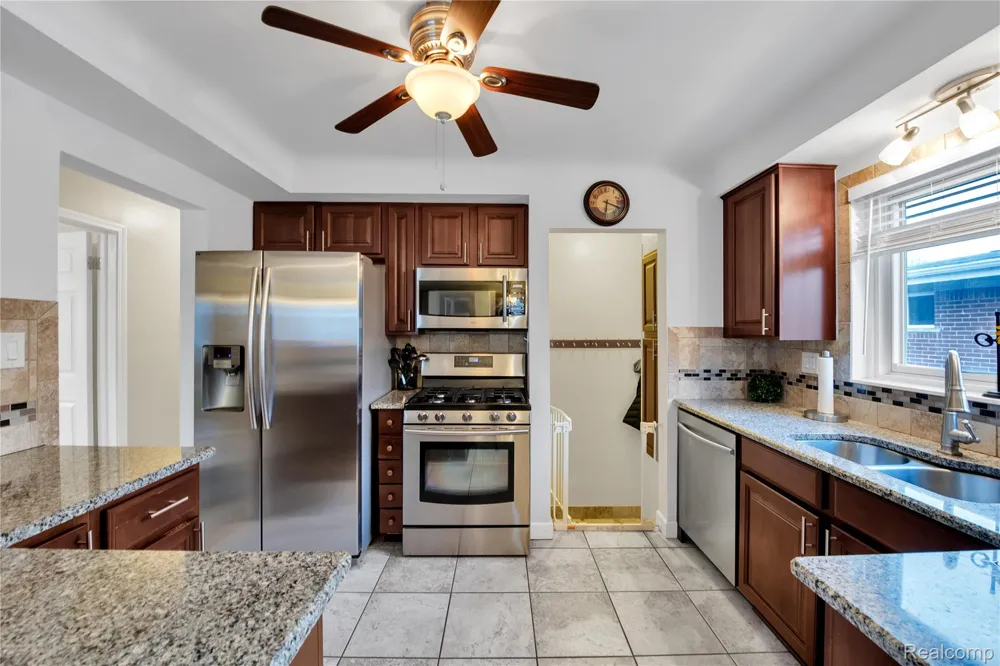 10070 Buckingham Avenue Allen Park City, MI 48101