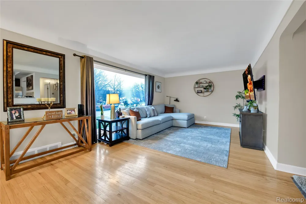 10070 Buckingham Avenue Allen Park City, MI 48101