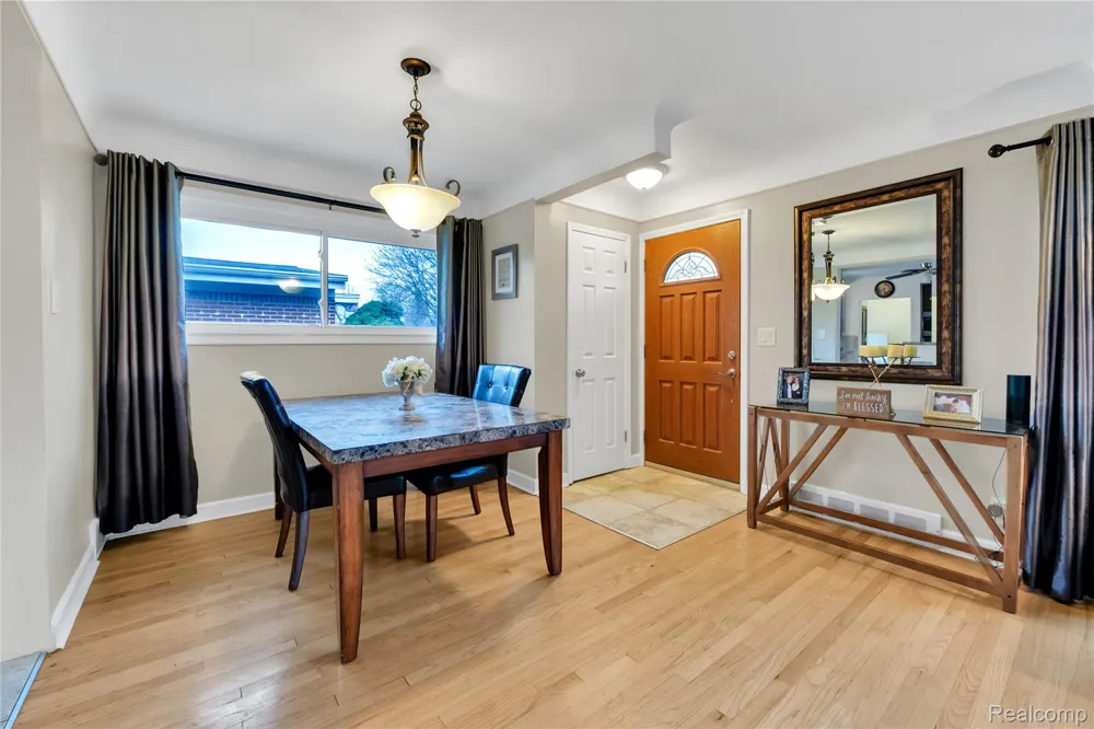 10070 Buckingham Avenue Allen Park City, MI 48101