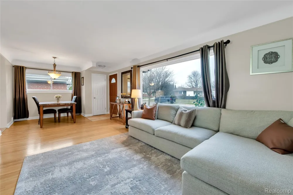 10070 Buckingham Avenue Allen Park City, MI 48101