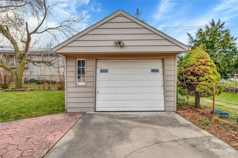 10070 Buckingham Avenue Allen Park City, MI 48101