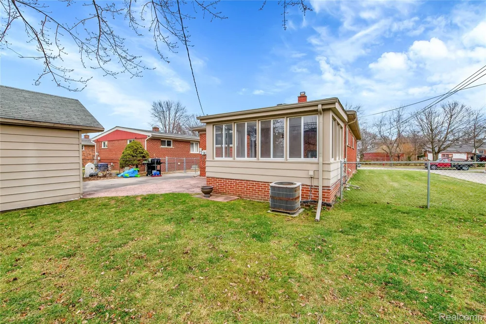 10070 Buckingham Avenue Allen Park City, MI 48101