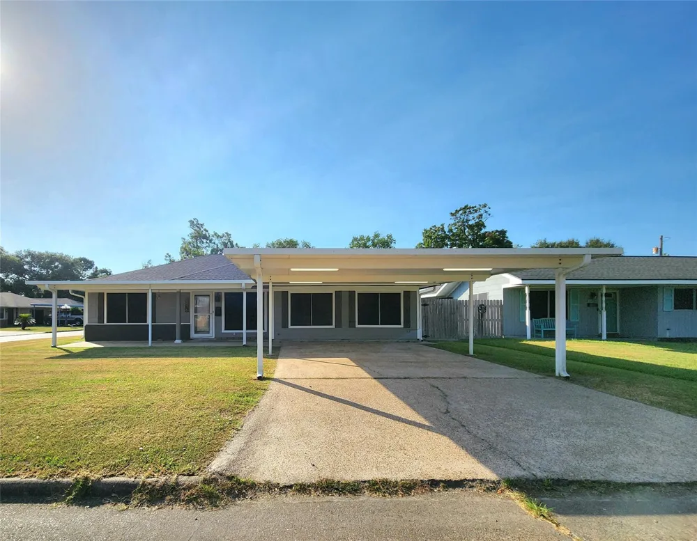 3416 Avenue Nederland, TX 77627