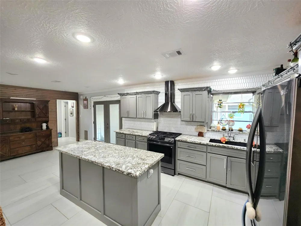 3416 Avenue Nederland, TX 77627