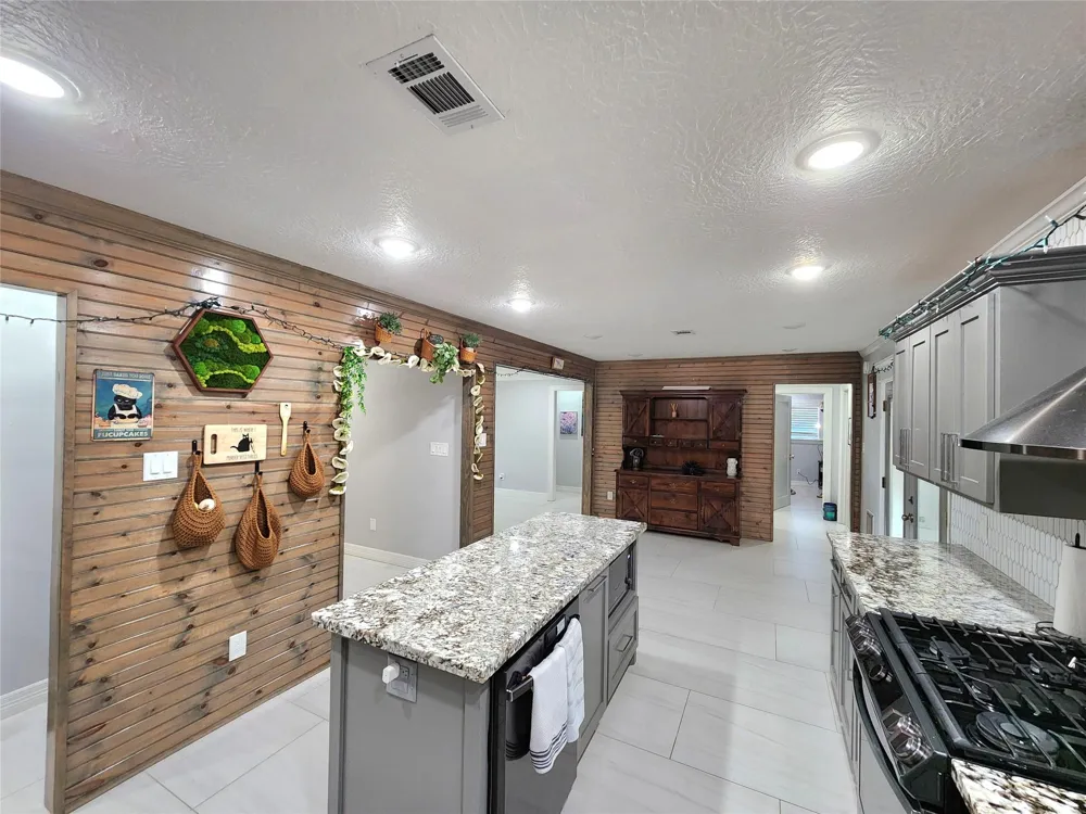 3416 Avenue Nederland, TX 77627