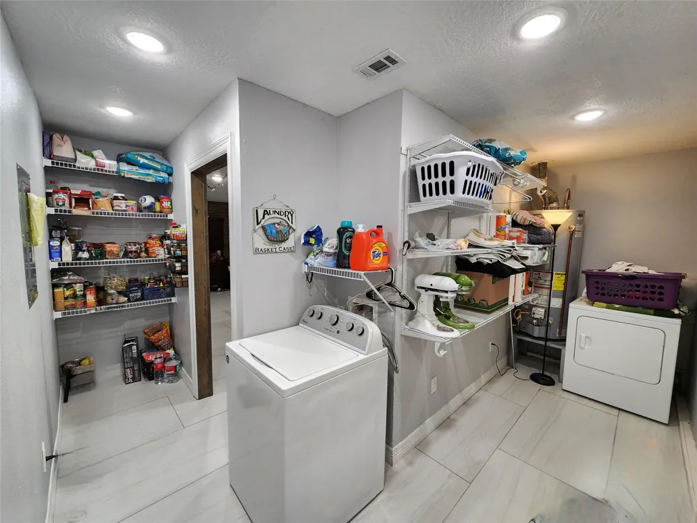 3416 Avenue Nederland, TX 77627