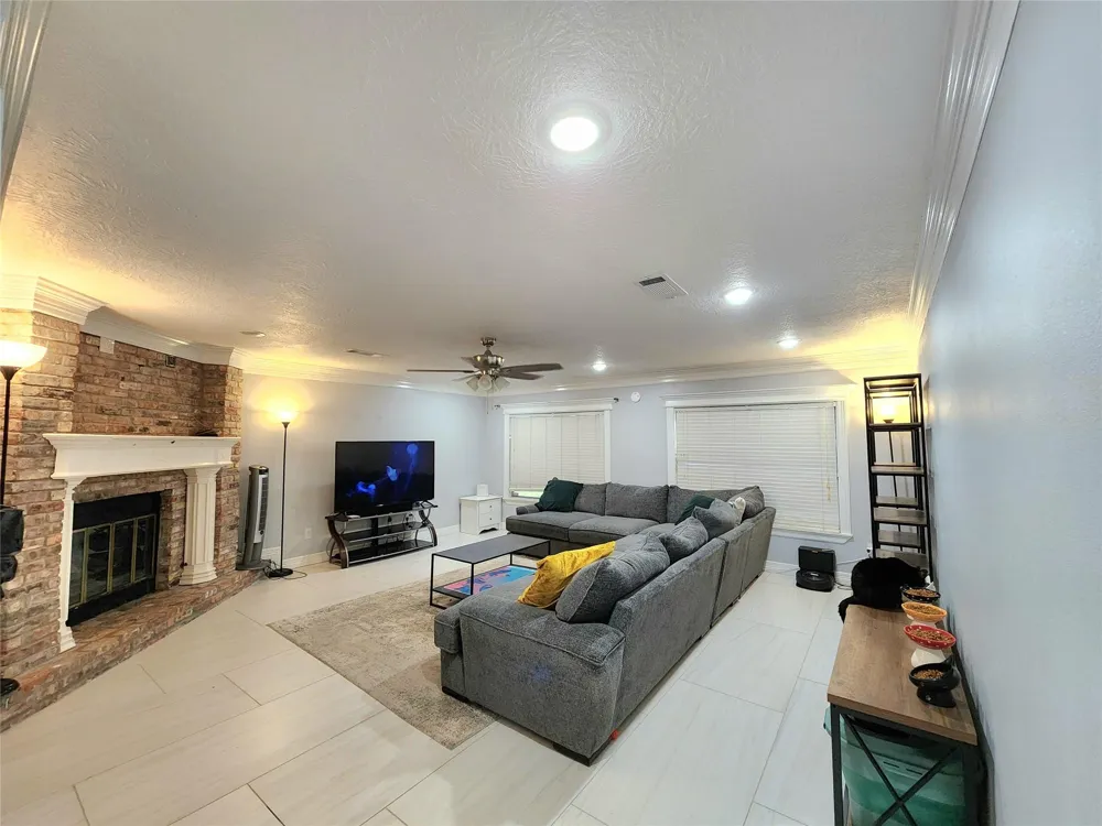3416 Avenue Nederland, TX 77627