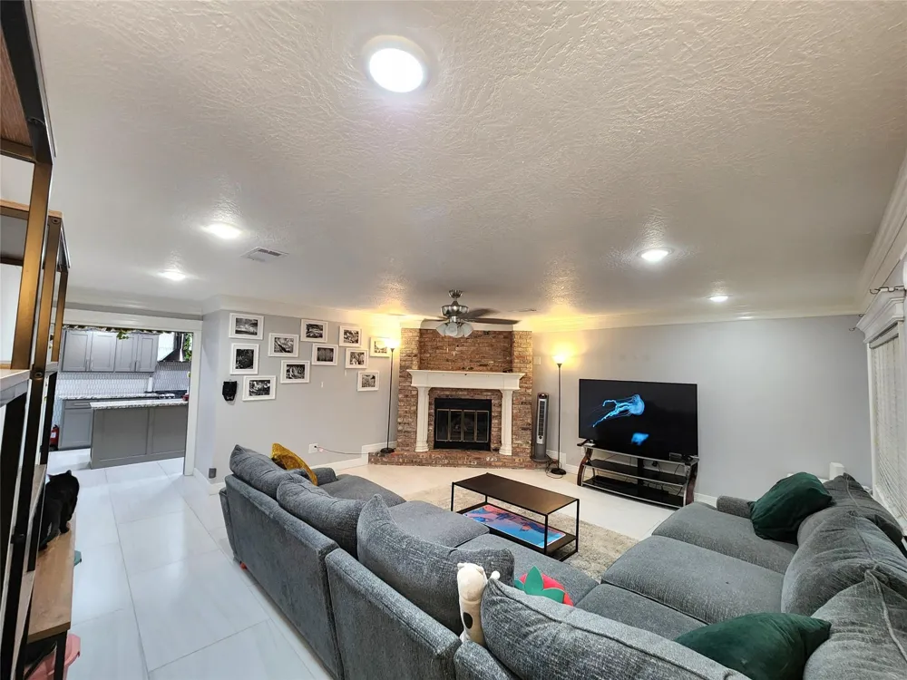 3416 Avenue Nederland, TX 77627