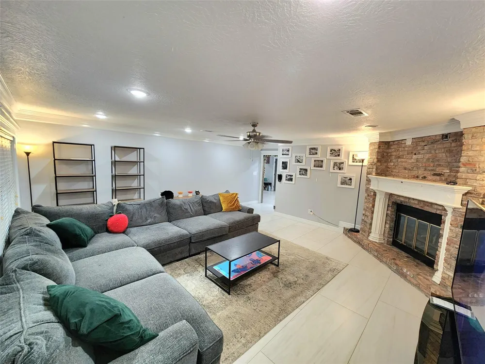 3416 Avenue Nederland, TX 77627