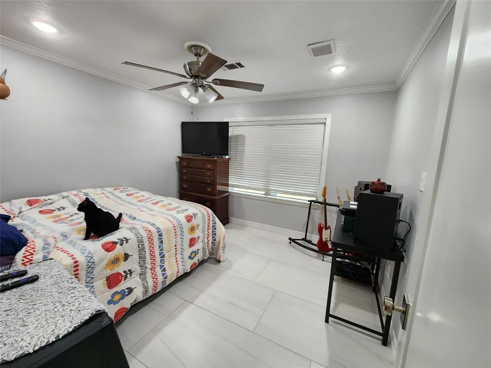 3416 Avenue Nederland, TX 77627