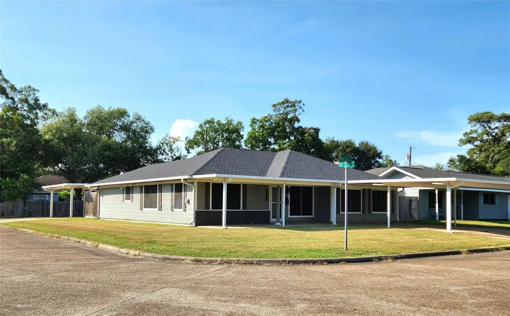 3416 Avenue Nederland, TX 77627
