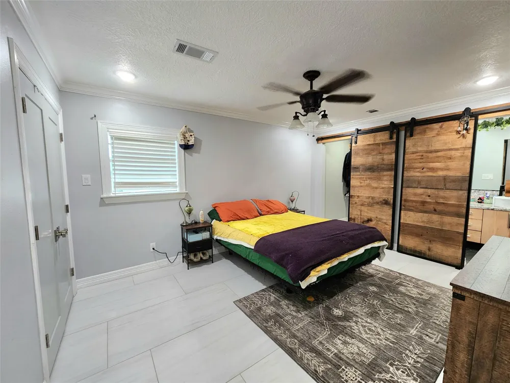 3416 Avenue Nederland, TX 77627