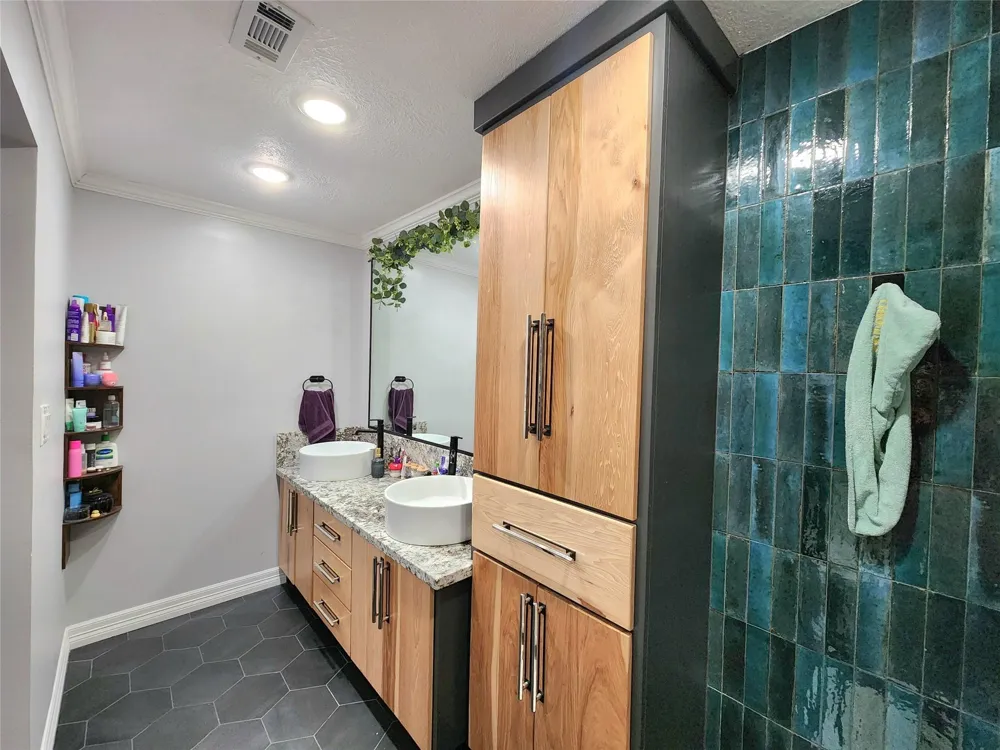 3416 Avenue Nederland, TX 77627