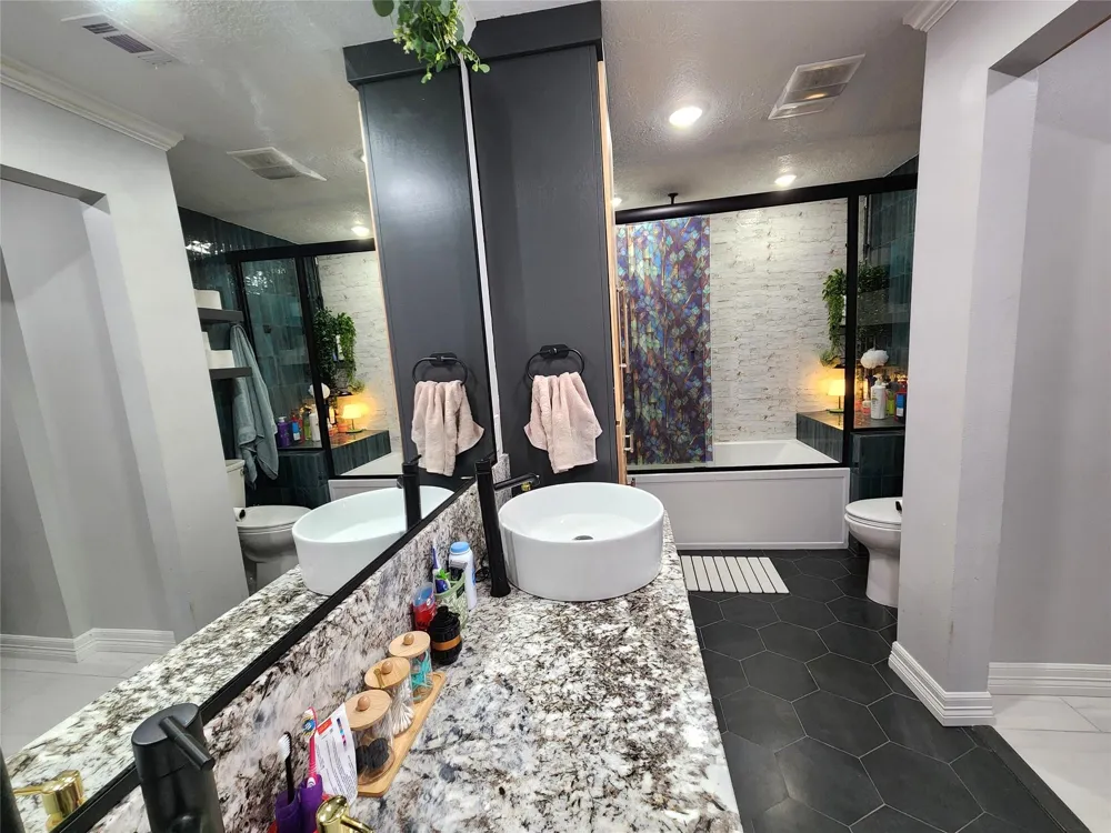 3416 Avenue Nederland, TX 77627