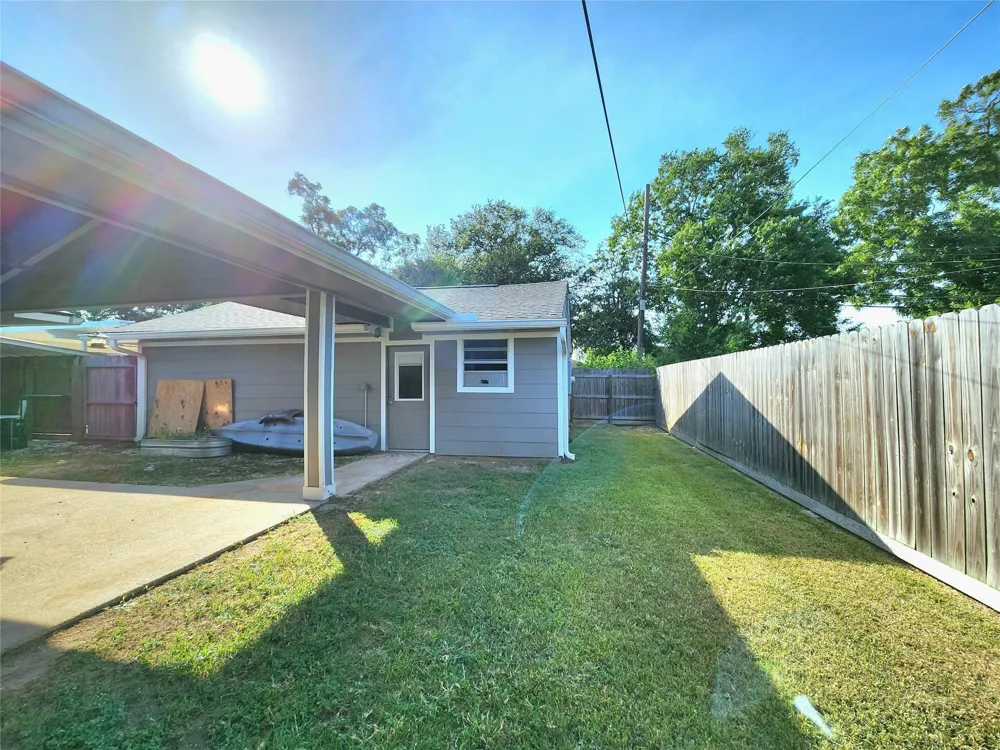 3416 Avenue Nederland, TX 77627