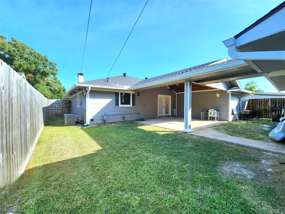 3416 Avenue Nederland, TX 77627