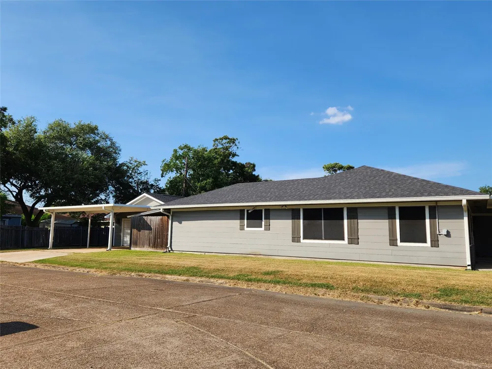 3416 Avenue Nederland, TX 77627