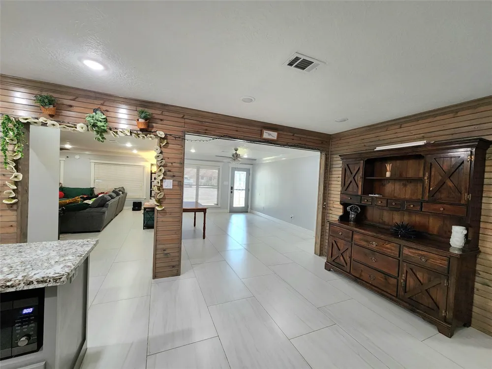3416 Avenue Nederland, TX 77627